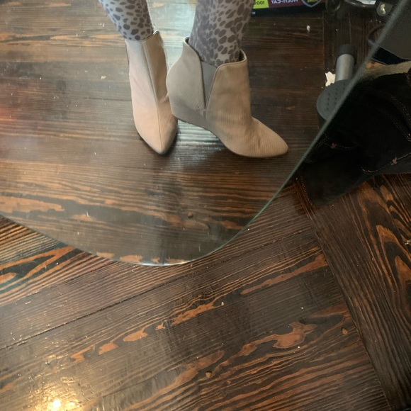 Steven Madden beige modern pointed toe ankle boots - Picture 2 of 6